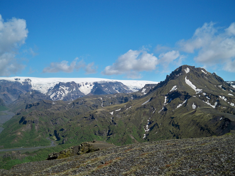 Le pic Réttarfell, à Góðaland est l'un des plus facilement accessibles de la Réserve Naturelle de Þórsmörk/Góðaland. Il offre une belle vue sur les trois glaciers alentours. Au fond, le glacier Myrdalsjökull. Thorsmork_0030_apn.jpg